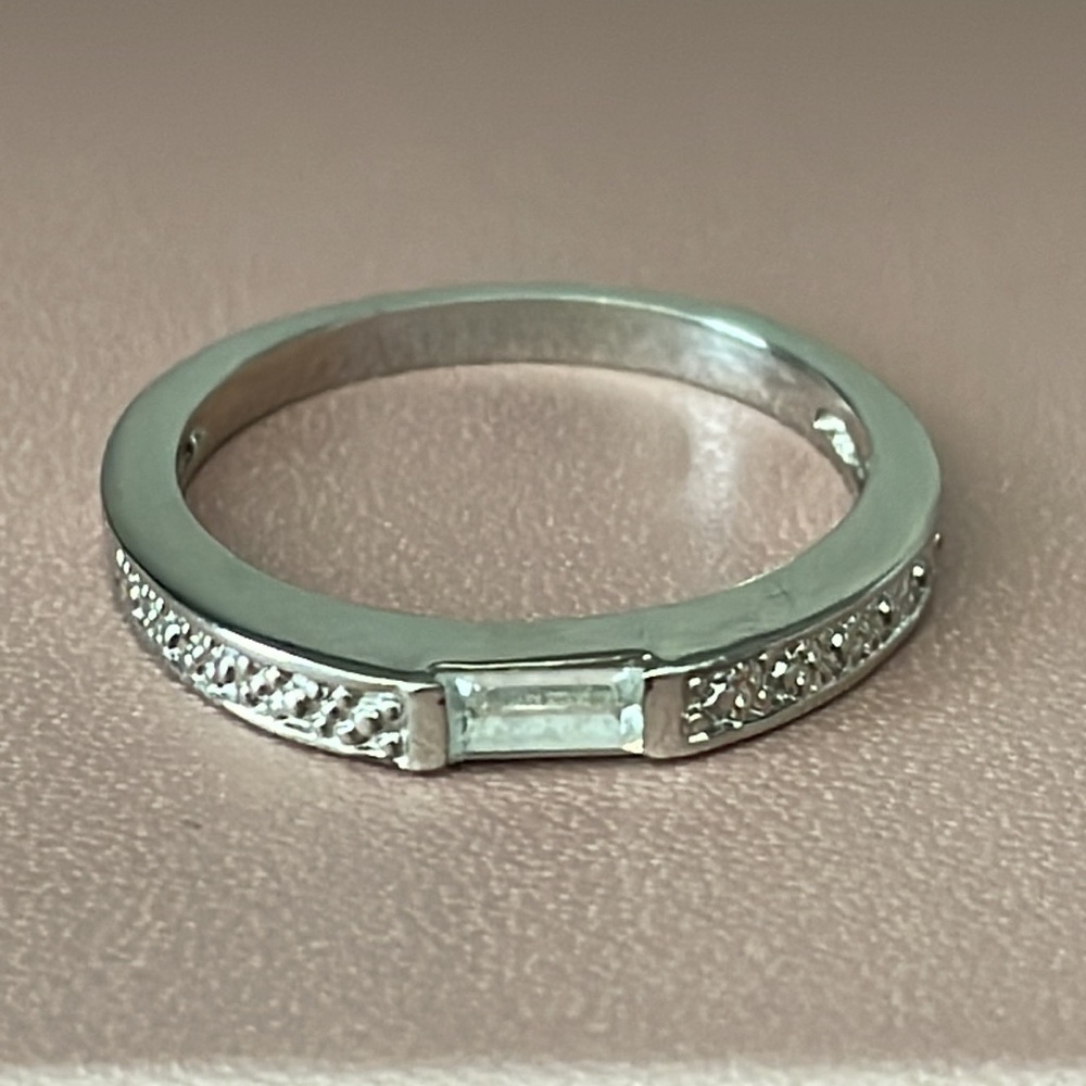 Sold✨Silver Ring with white crystal Sz. 6.75